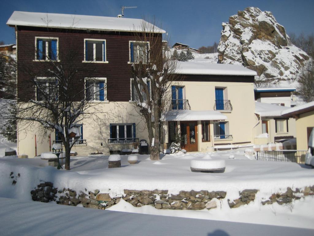 een gebouw met sneeuw op de grond ervoor bij Mouli Del Riu in Saint-Pierre-dels-Forcats