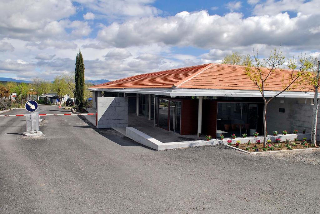 Edificio en el que se encuentra el camping