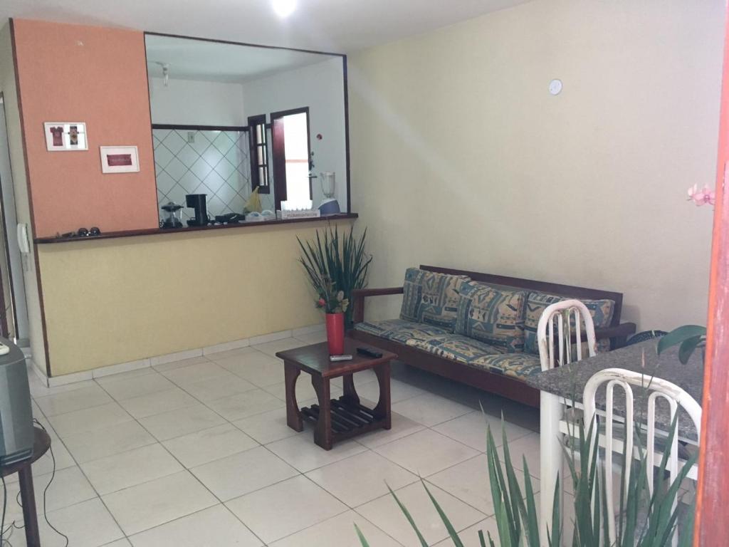 sala de estar con sofá y espejo en Lindo Apartamento praia e quiosque abertos, en Cabo Frío