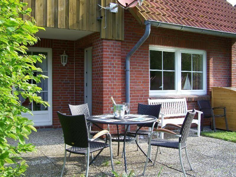 Petersdorf auf FehmarnにあるPetersdorfer-Sommerwindの家の外に座るテーブルと椅子