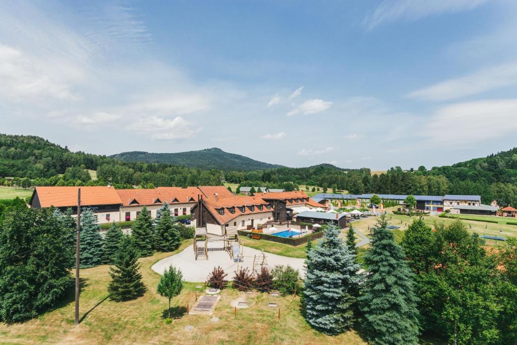 una vista aerea di un resort in montagna di Resort Malevil a Jablonné v Podještědí