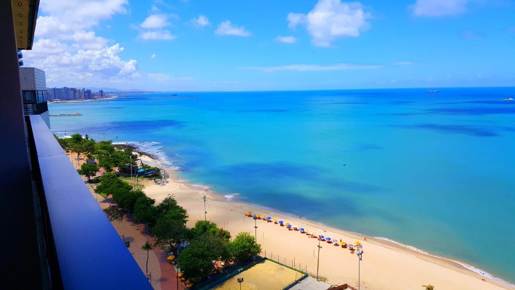 - une vue sur la plage et l'océan depuis un bâtiment dans l'établissement Seaflats Iracema Residence, à Fortaleza