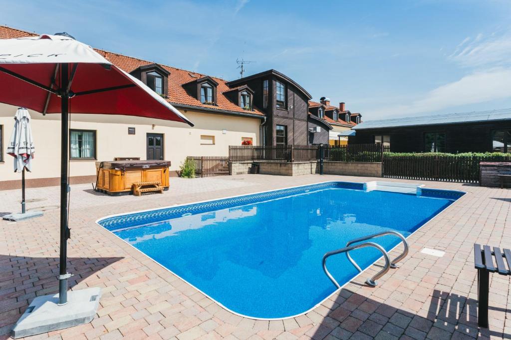 Bazén v ubytování Resort Malevil nebo v jeho okolí