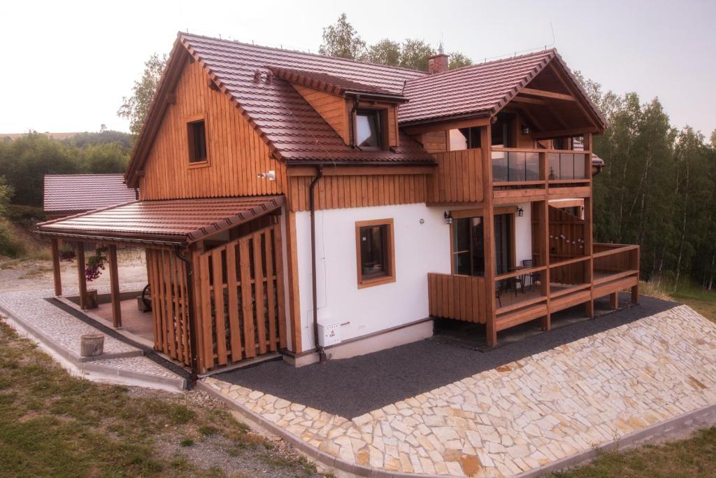 Budova, kde se farma nachází