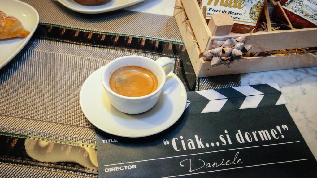 filiżankę kawy na talerzu na stole w obiekcie Ciack si...dorme! w mieście Tarent