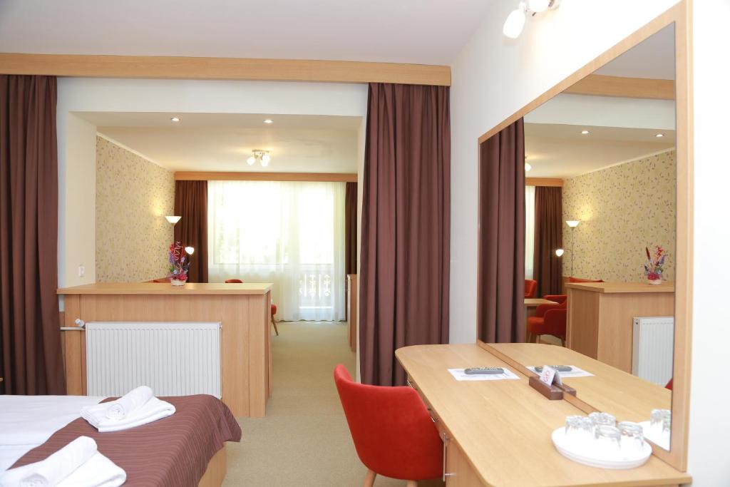 Postel nebo postele na pokoji v ubytování Hotel Muresul Health Spa