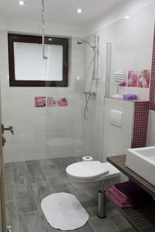 Koupelna v ubytování Chata Valca PATJA-v letnej sezóne pri prenajatí aj jedného apartmánu uzavrieme ostatné apartmány-záleží na na pohodlí našich hostí
