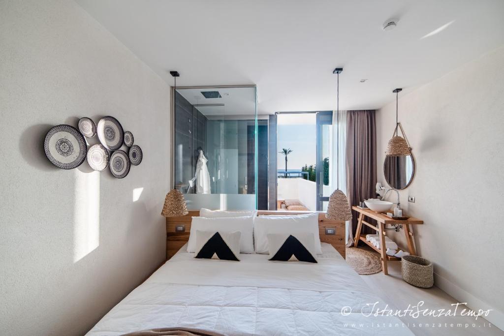 Кровать или кровати в номере Cumeja Beach Club & Hotel