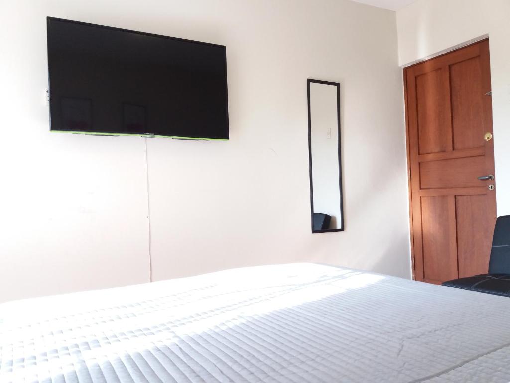 TV a/nebo společenská místnost v ubytování Cozy and Comfortable Home in MIRAFLORES