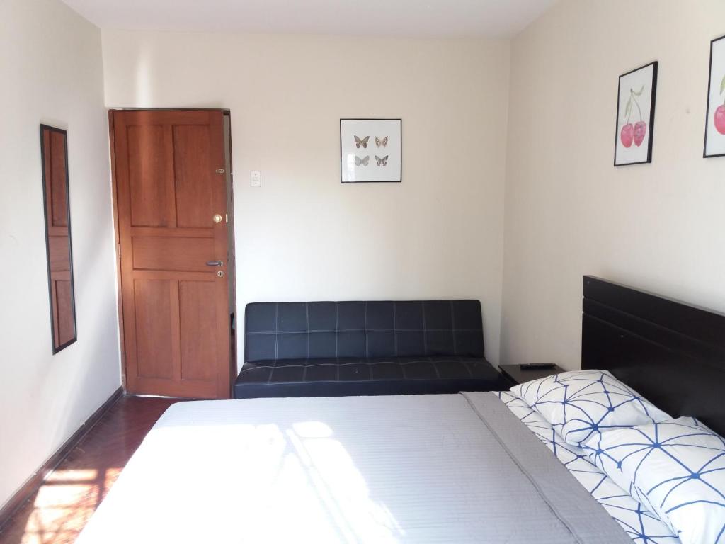 Postel nebo postele na pokoji v ubytování Cozy and Comfortable Home in MIRAFLORES