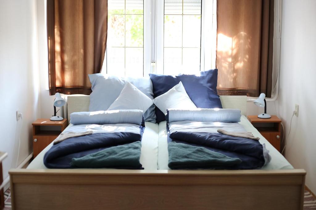 Posteľ alebo postele v izbe v ubytovaní Hív-Lak Apartman