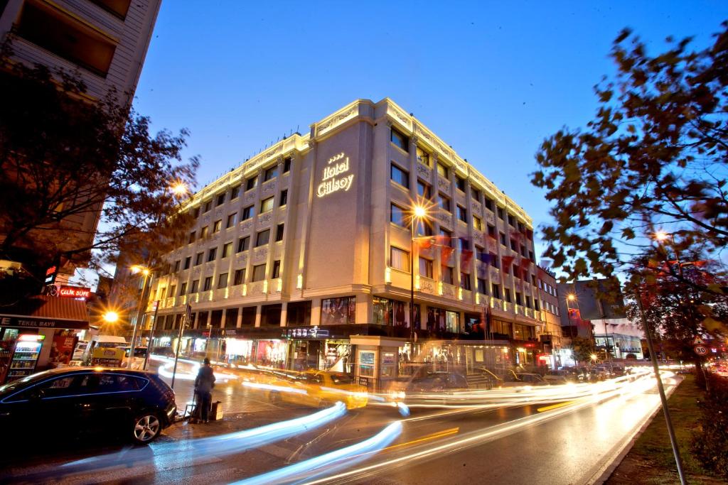 un grand bâtiment situé dans une rue de la ville la nuit dans l'établissement Grand Hotel Gulsoy Old City, à Istanbul
