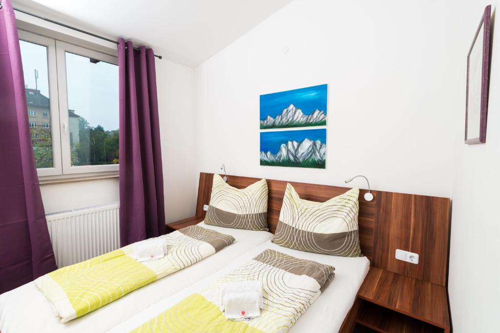 sypialnia z dwoma łóżkami i oknem w obiekcie Apartments Villa Luna w Wiedniu