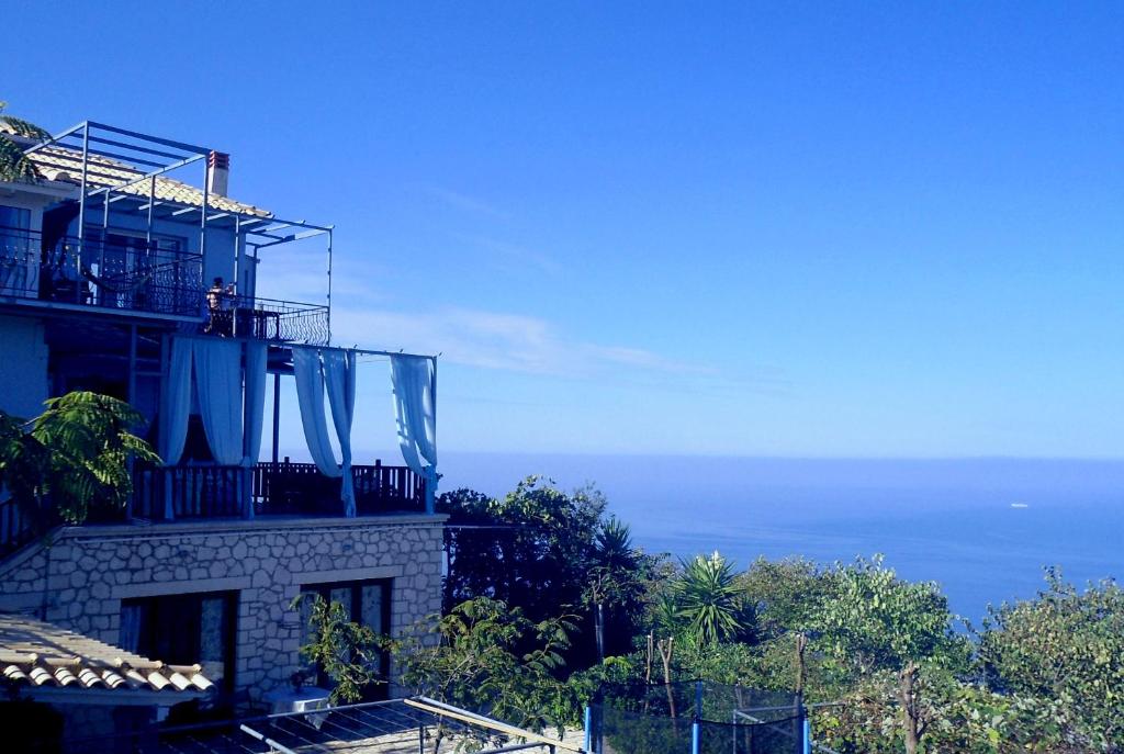 a building with a view of the ocean at Villa Matula in Kalamitsi