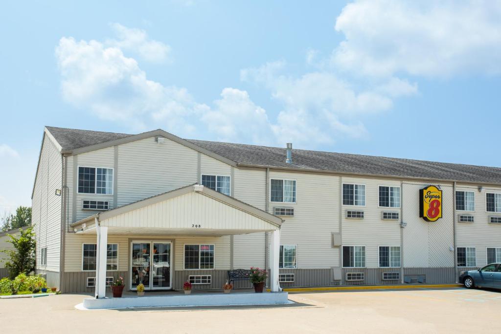 a inn with a sign on the front of it at Super 8 by Wyndham Sweet Springs in Sweet Springs