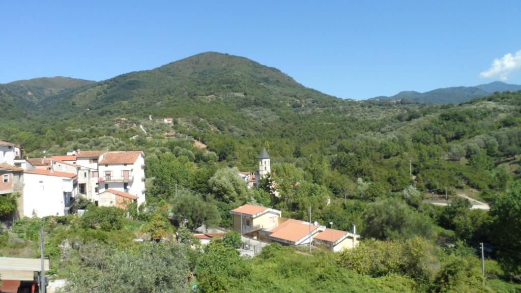 uma aldeia numa colina com montanhas ao fundo em Casa Vacanza degli Angeli - Cilento em San Nazario