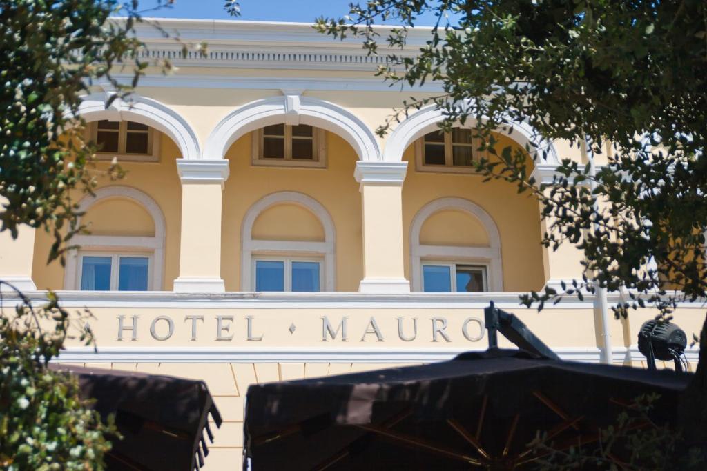 un edificio con el hotel nürburgring en Boutique Hotel Mauro, en Poreč