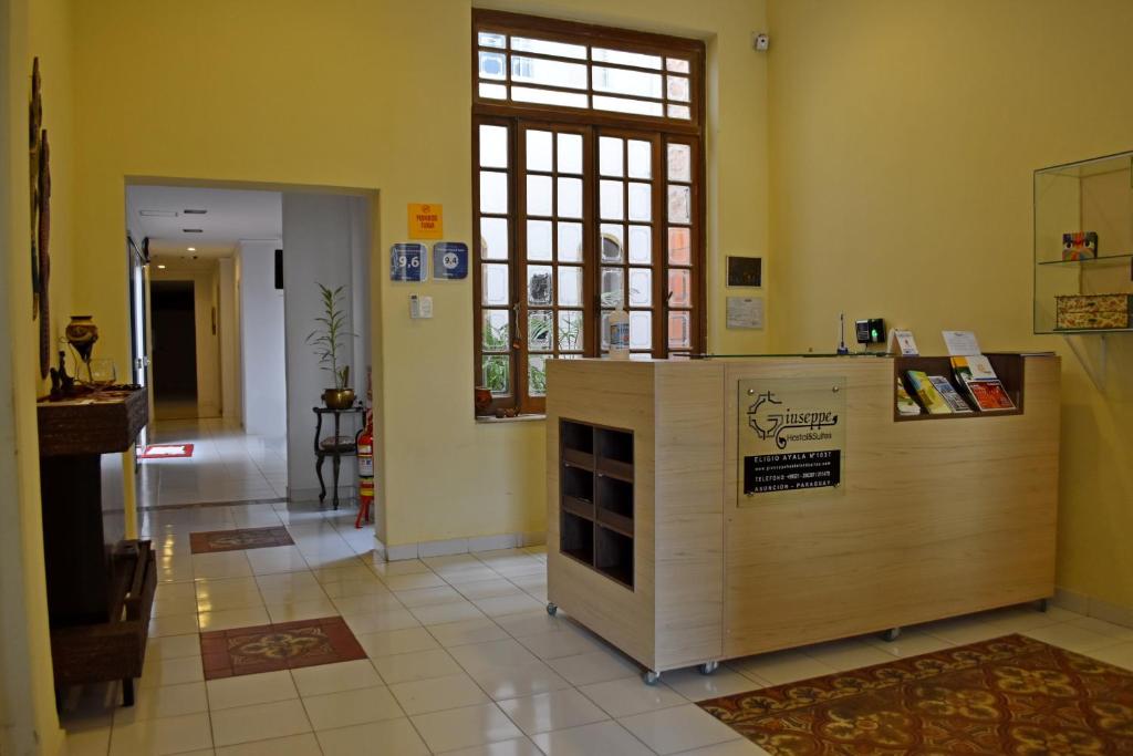 Lobi atau kawasan kaunter penerimaan di Giuseppe Suites Hotel