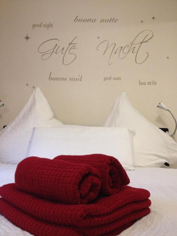 - une serviette rouge assise au-dessus du lit dans l'établissement FeWo Familie Walther, à Markdorf