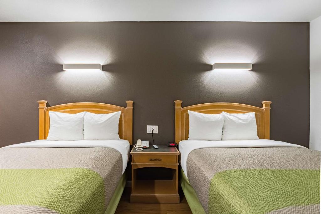 Studio 6-Plano, TX - Deluxe Quadruple Room - Non-Smoking