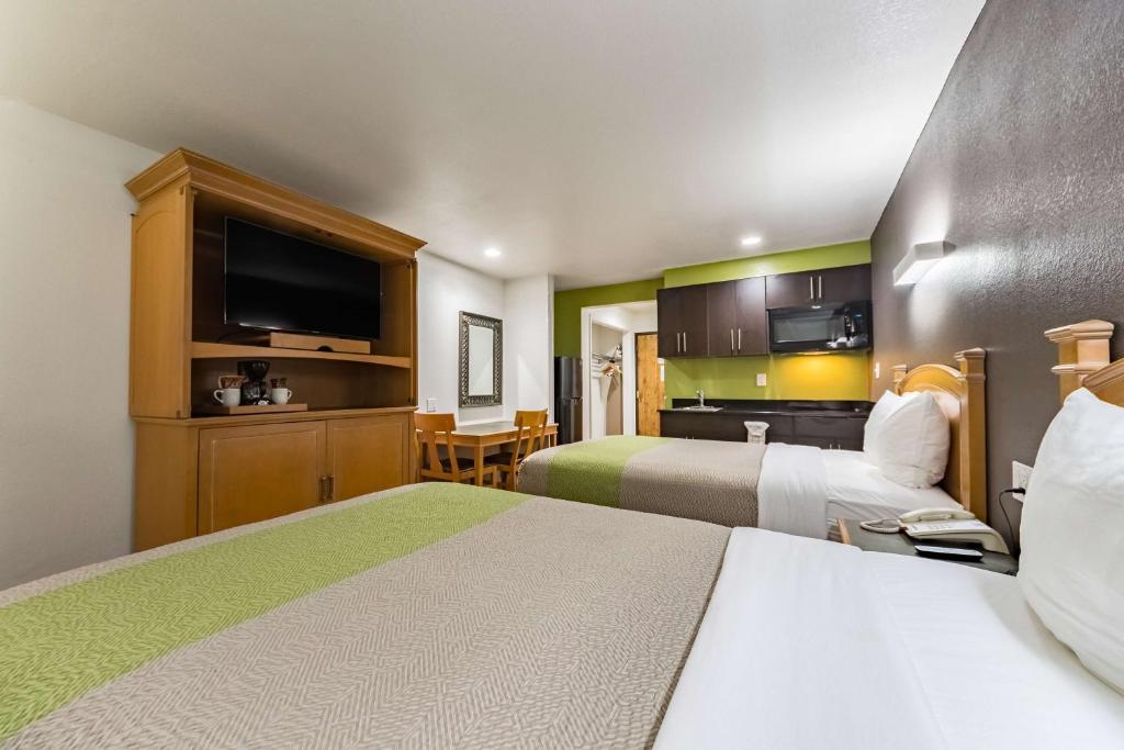 Studio 6-Plano, TX - Deluxe Quadruple Room - Smoking