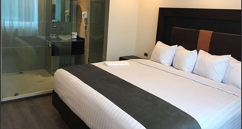 Una cama o camas en una habitación de Best Western Plus Metepec & Suites