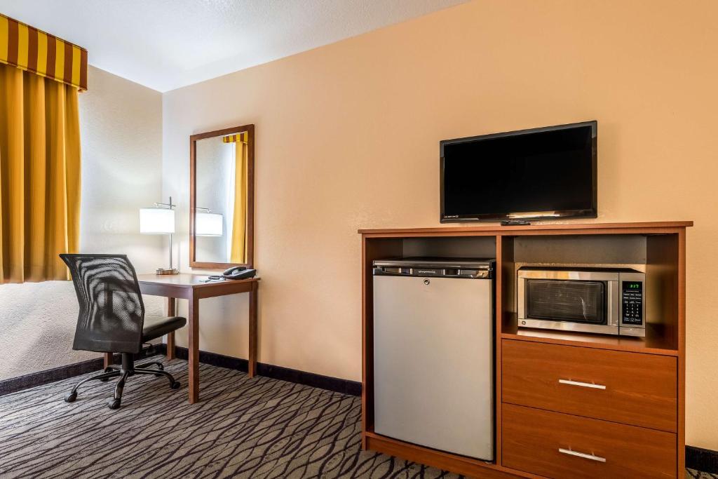 Kuchyň nebo kuchyňský kout v ubytování SureStay Hotel by Best Western Wenatchee
