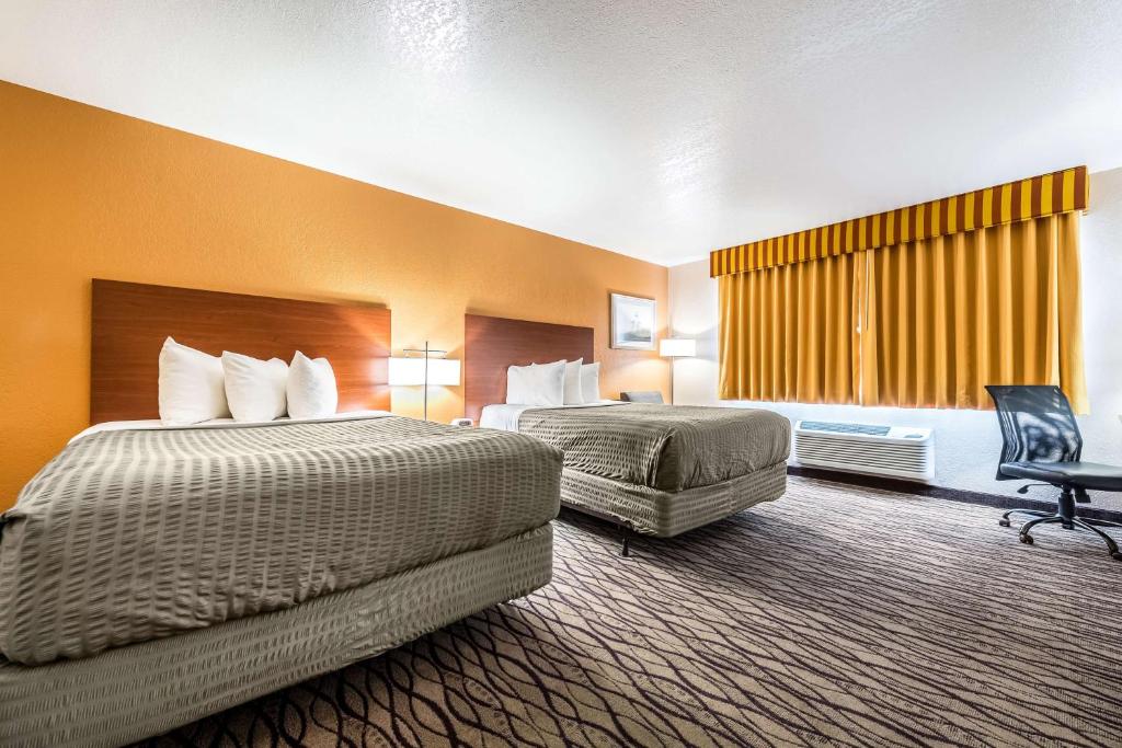 Postel nebo postele na pokoji v ubytování SureStay Hotel by Best Western Wenatchee