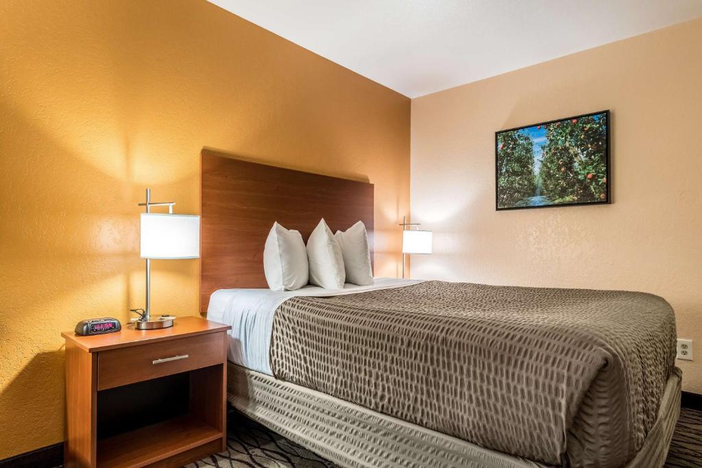 Postel nebo postele na pokoji v ubytování SureStay Hotel by Best Western Wenatchee