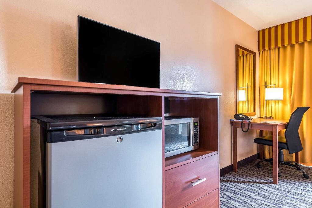 Kuchyň nebo kuchyňský kout v ubytování SureStay Hotel by Best Western Wenatchee