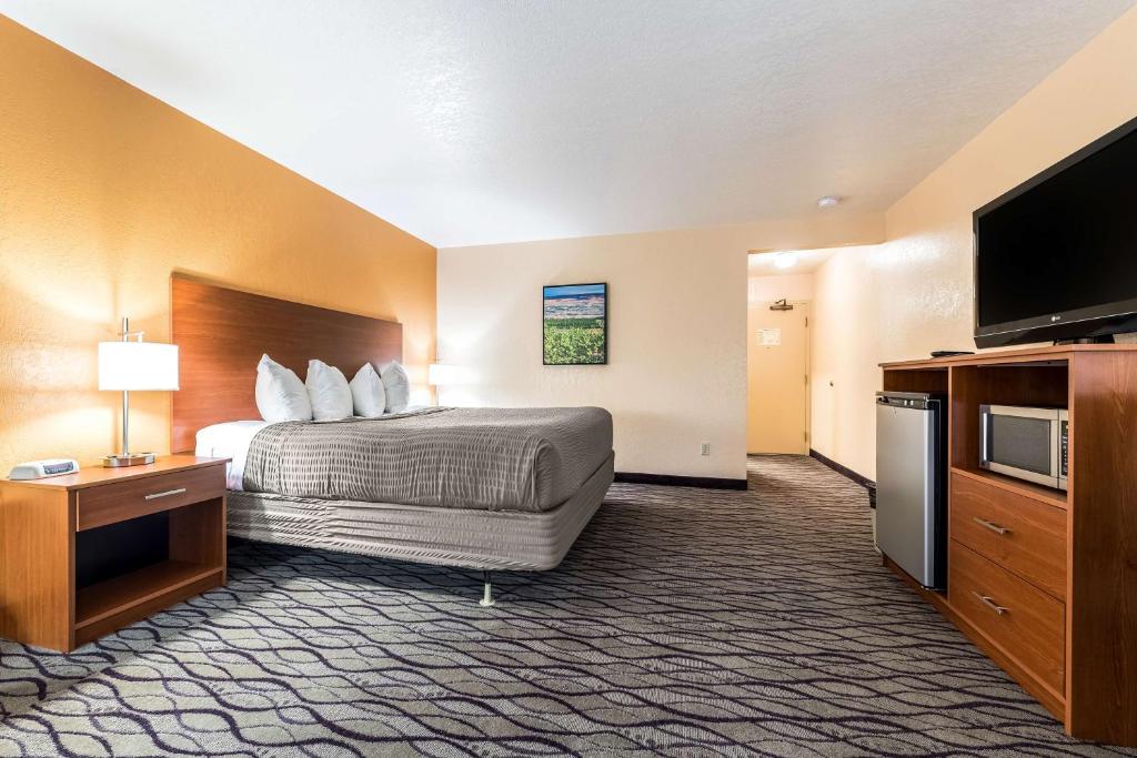 Postel nebo postele na pokoji v ubytování SureStay Hotel by Best Western Wenatchee