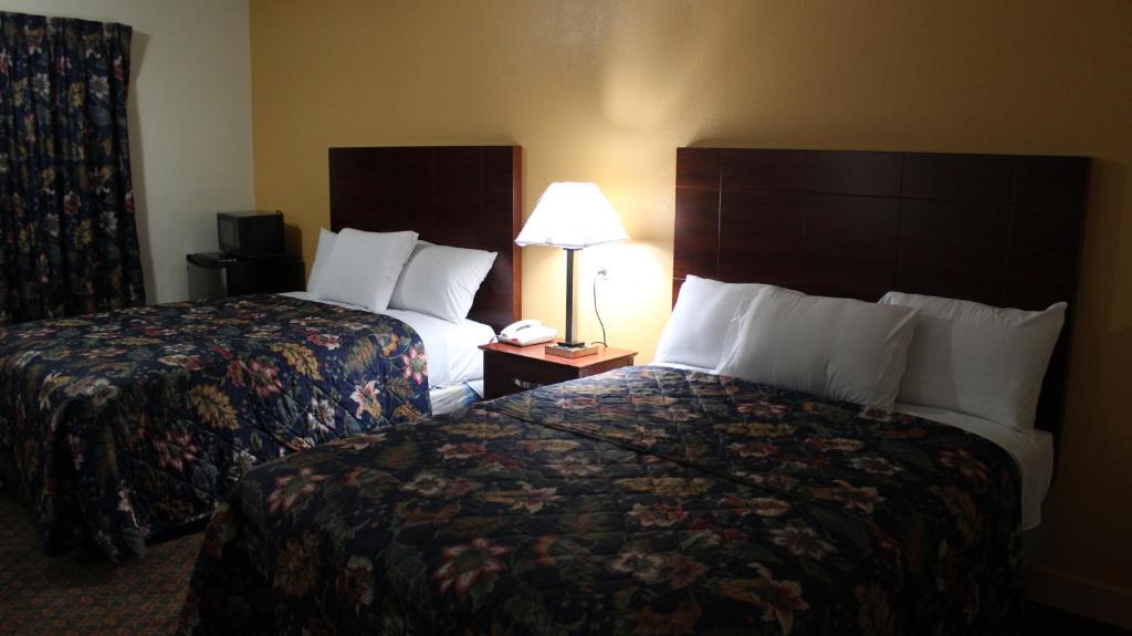 Passport Inn and Suites - Middletown - Queen Room With Two Queen Beds - Smoking