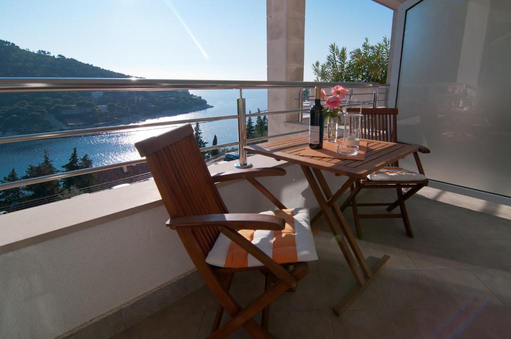 una mesa y sillas en un balcón con vistas en Villa Katarina Dubrovnik, en Dubrovnik