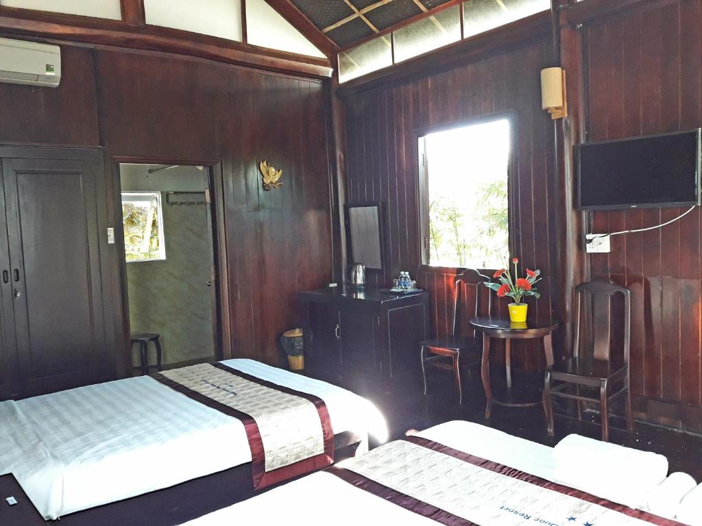 Giường trong phòng chung tại Hung Vuong Resort