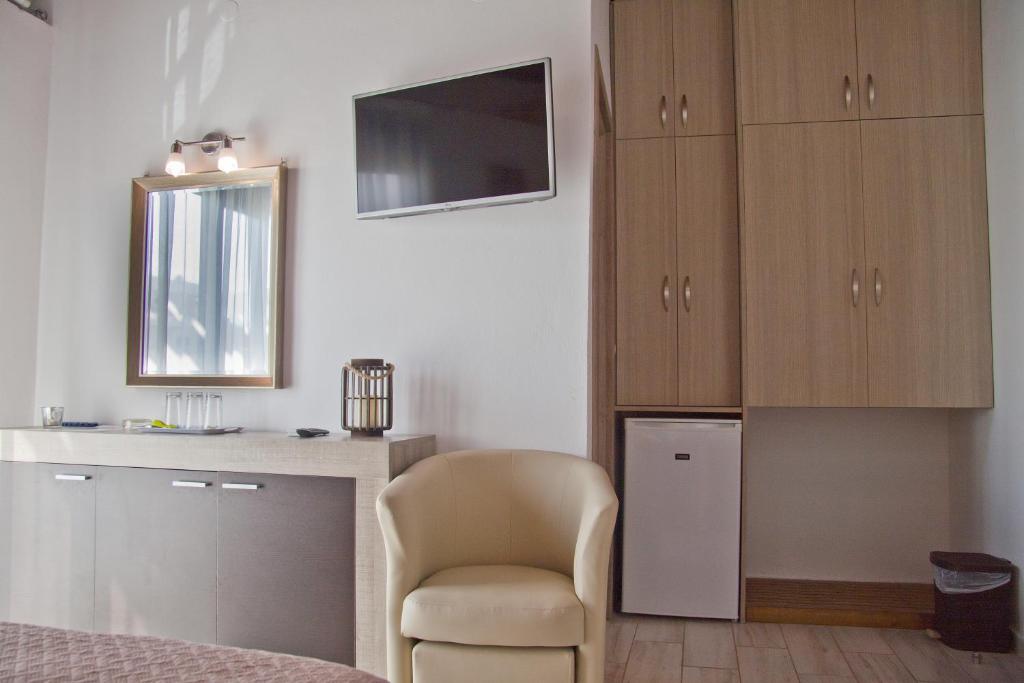 TV a/nebo společenská místnost v ubytování Danaos Hotel