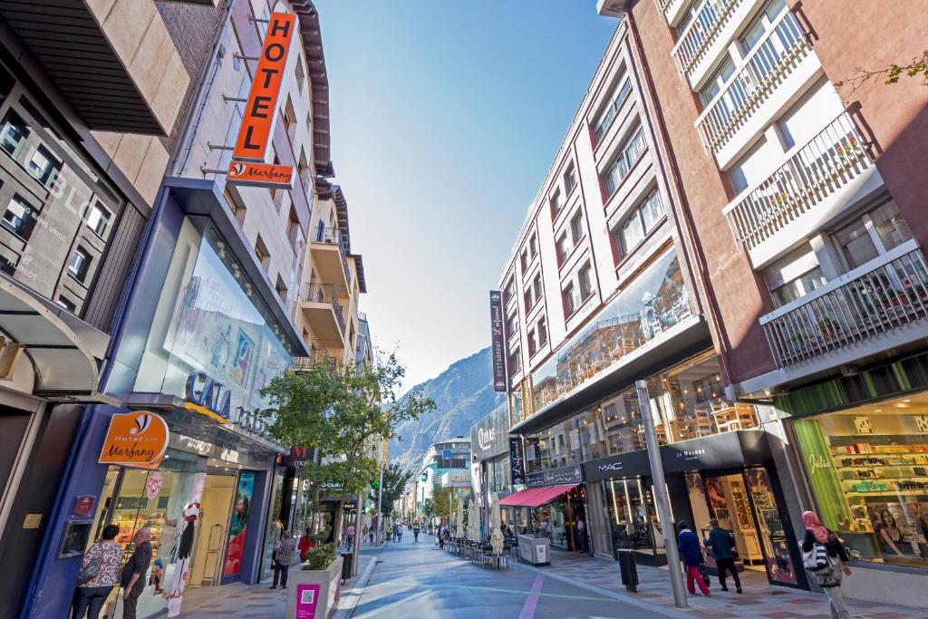 een straat met gebouwen en mensen die op straat lopen bij Hotel Marfany in Andorra la Vella