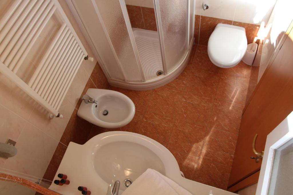 A bathroom at Hotel Antares