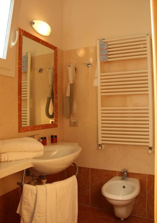 A bathroom at Hotel Antares