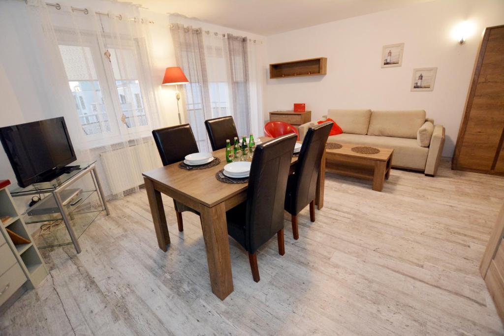 Televízia a/alebo spoločenská miestnosť v ubytovaní Apartament przy Latarni Morskiej