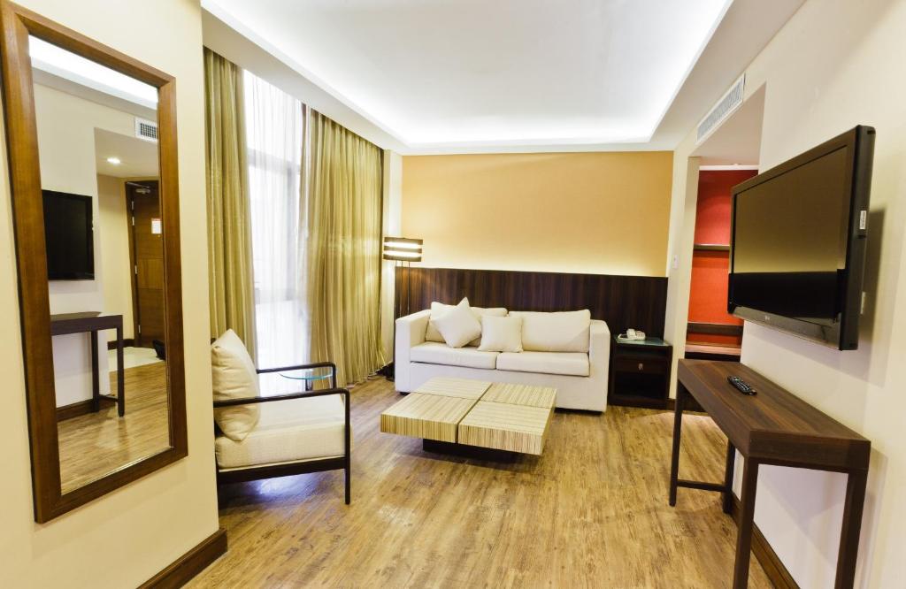 TV a/nebo společenská místnost v ubytování Ramada by Wyndham Manila Central