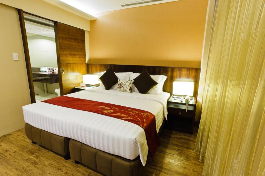 Postel nebo postele na pokoji v ubytování Ramada by Wyndham Manila Central