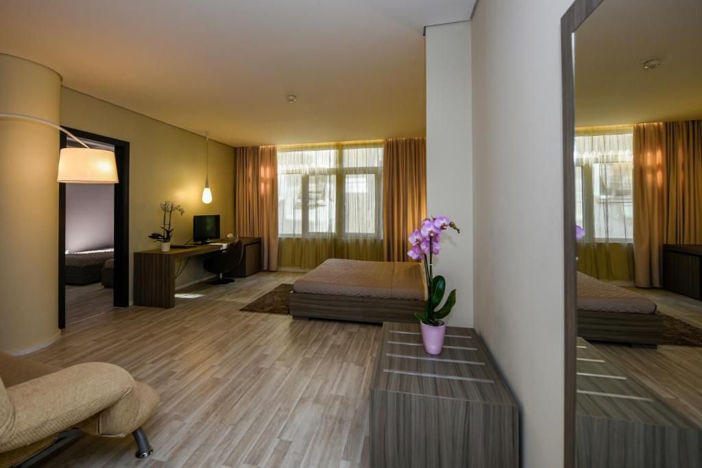 Postel nebo postele na pokoji v ubytování Sky Hotel Tirana