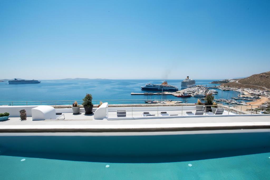 トゥルロスにあるPasithea Villas Mykonosの建物の屋根から海の景色を望む