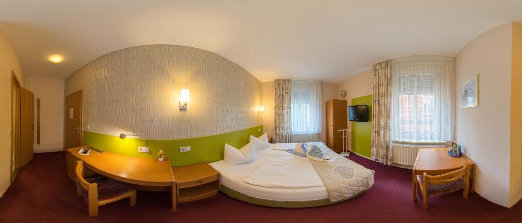 Postel nebo postele na pokoji v ubytování Hotel zur Post in Wurzen
