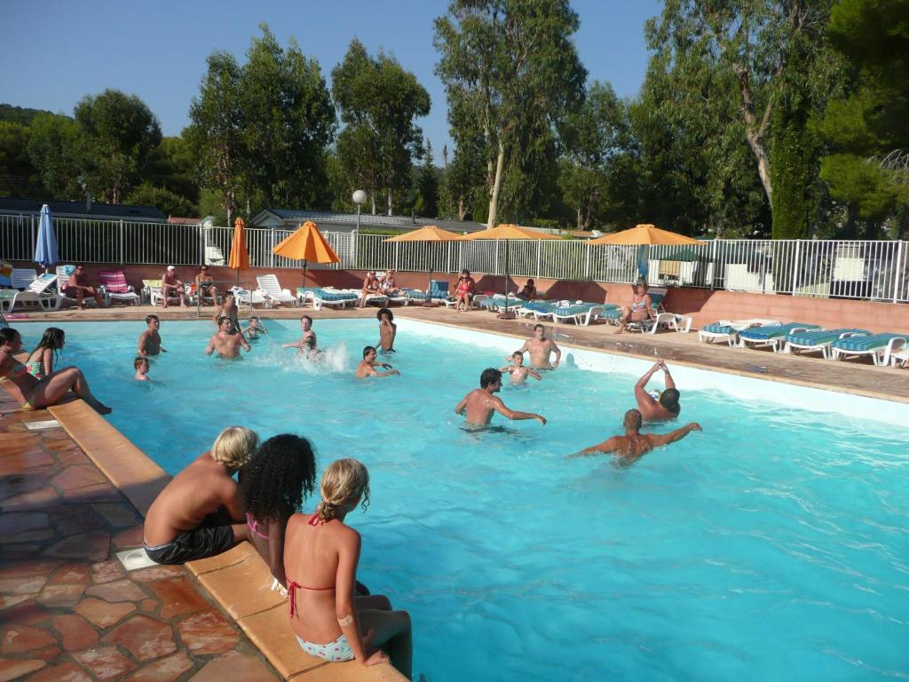 un groupe de personnes dans une piscine dans l'établissement Camping Parc Valrose, à La Londe-les-Maures
