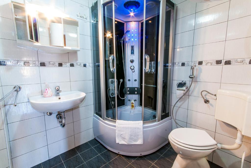 Koupelna v ubytování Apartments Kira