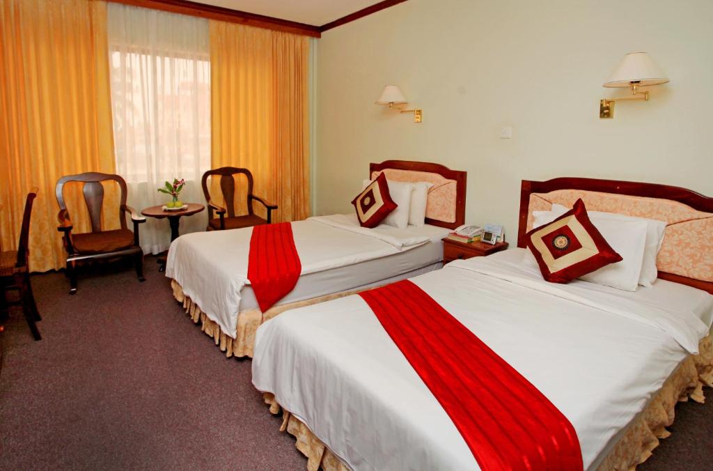 Postel nebo postele na pokoji v ubytování Angkor Hotel
