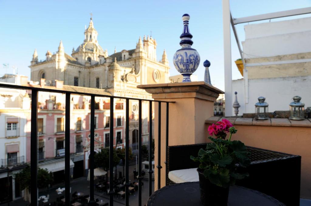 - Balcón con vistas a un edificio en Atico Duplex Plaza Del salvador, en Sevilla