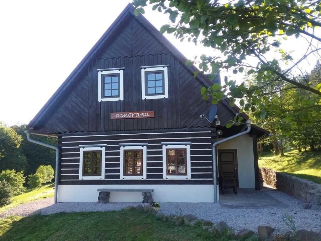 ein Schwarz-Weiß-Haus mit einem Schild drauf in der Unterkunft Luxury Chalet in Stupna near Ski area in Stupná