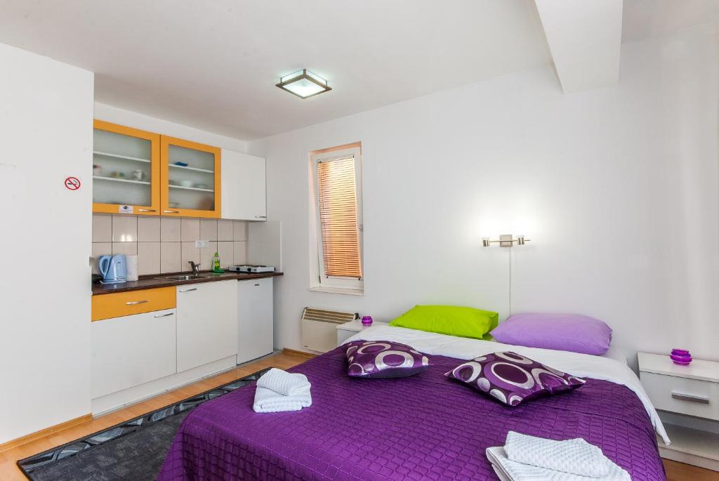 Kuchyň nebo kuchyňský kout v ubytování Apartments Kira